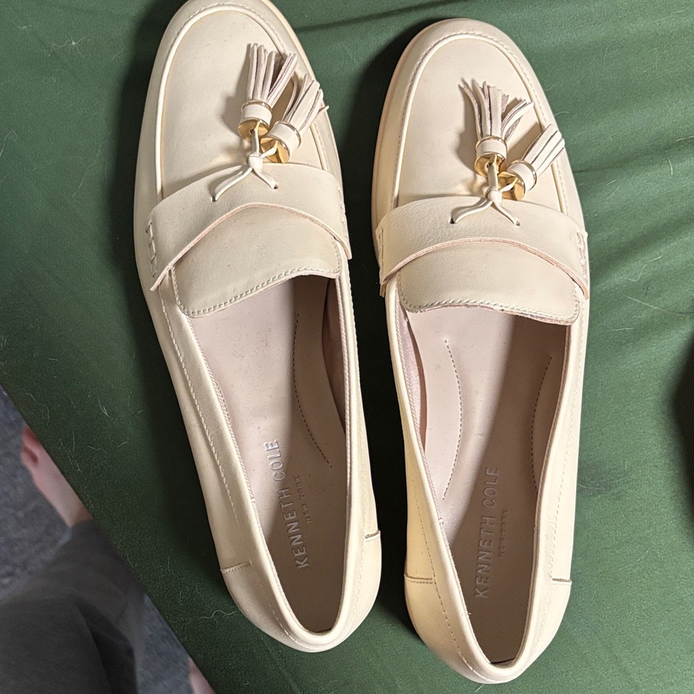 Kenneth Cole Beige Tassel Loafers: never worn, without tags